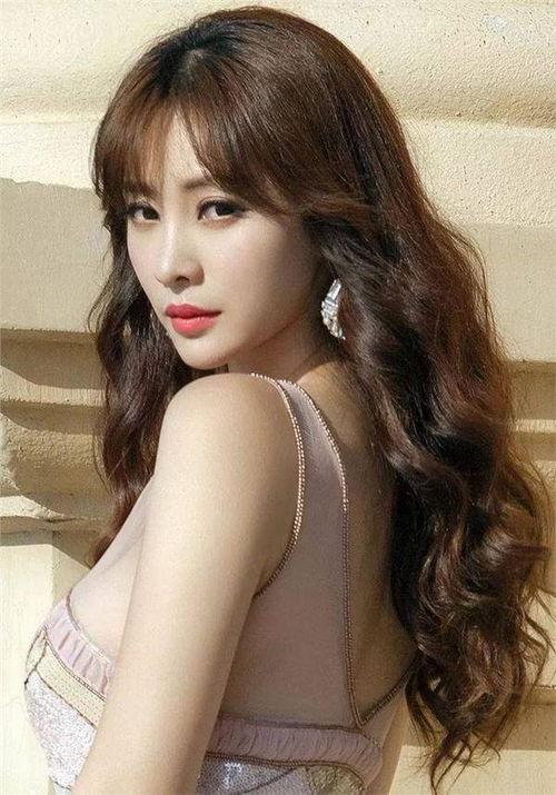 明星美女柳岩,性感女神的蜕变之路