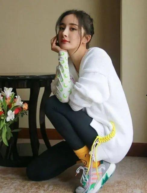 丝袜裹着jiji射,激情四溢的私密瞬间